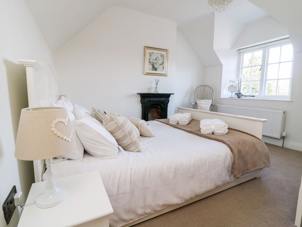 5 POND VIEW COTTAGES, pet friendly, with a garden in South Cave