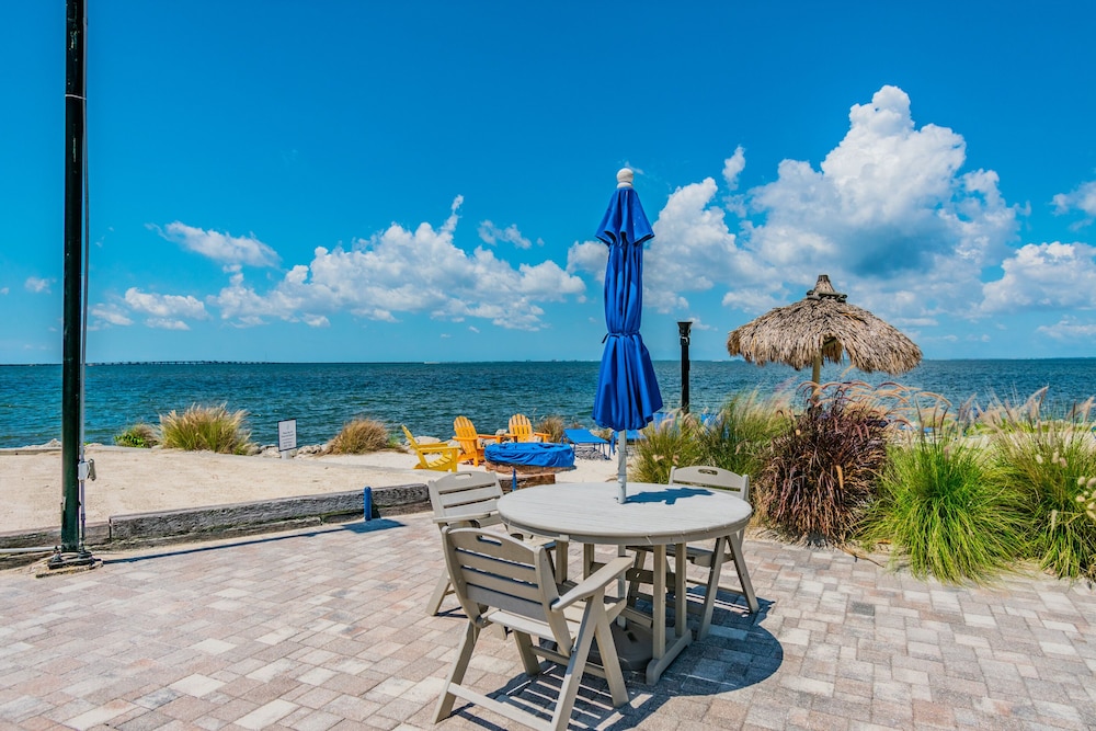Water View Apartment Suite on the Beach!