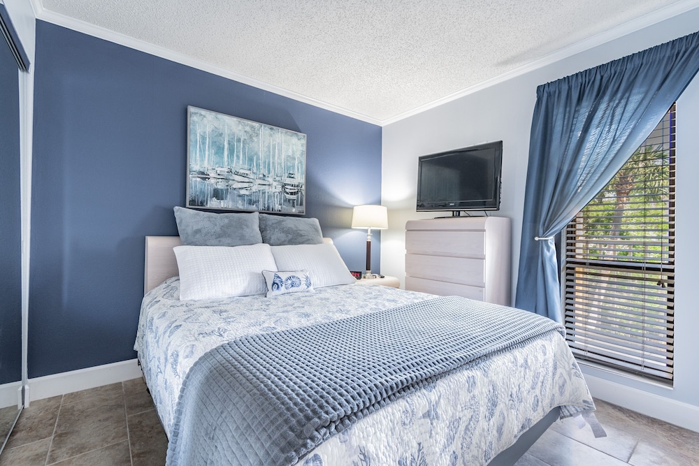 Water View Apartment Suite on the Beach!