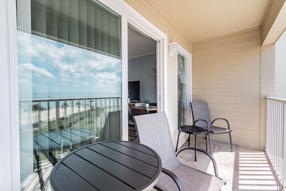 Water View Apartment Suite on the Beach!