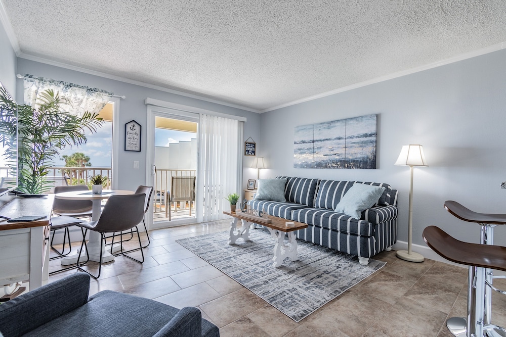 Water View Apartment Suite on the Beach!