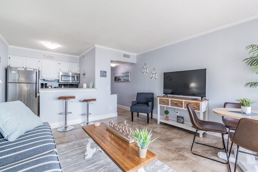 Water View Apartment Suite on the Beach!