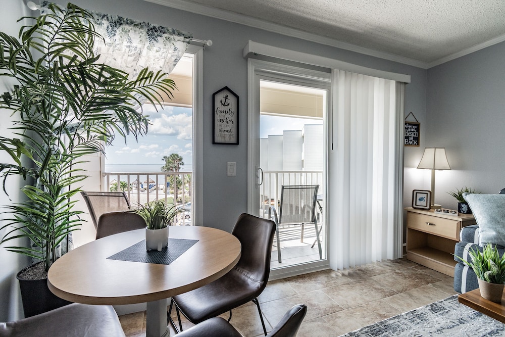 Water View Apartment Suite on the Beach!