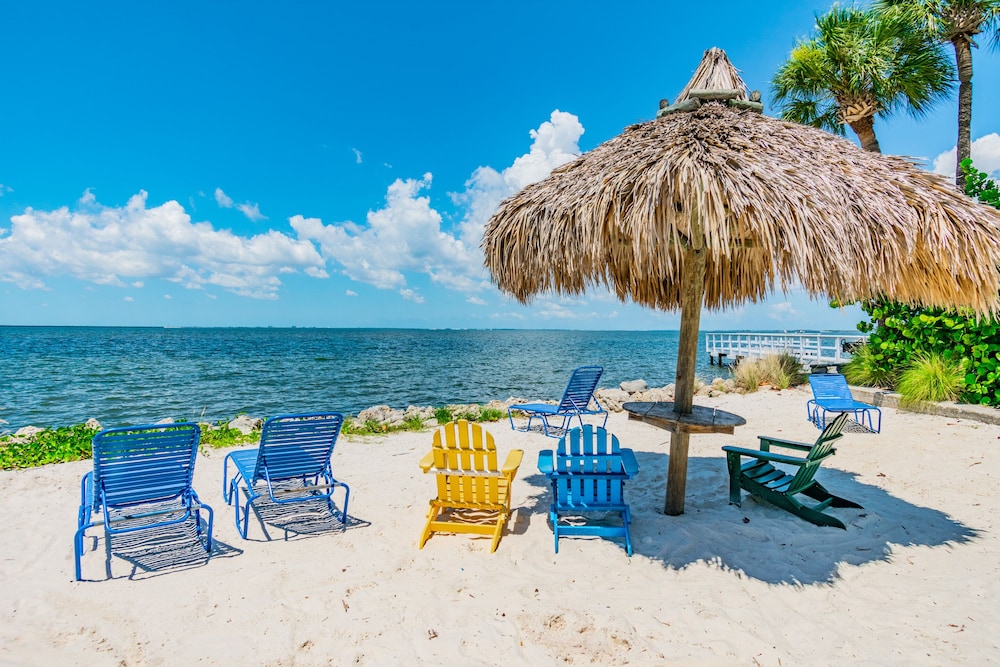 Water View Apartment Suite on the Beach!