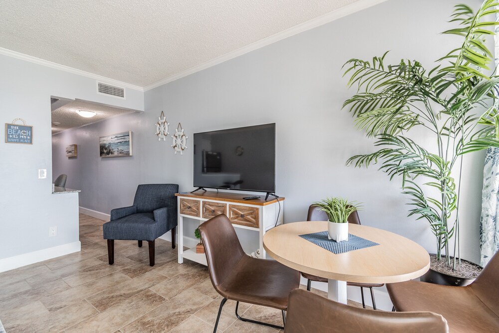 Water View Apartment Suite on the Beach!