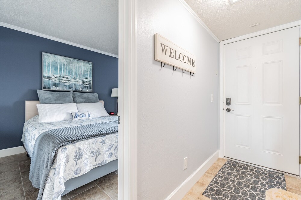 Water View Apartment Suite on the Beach!