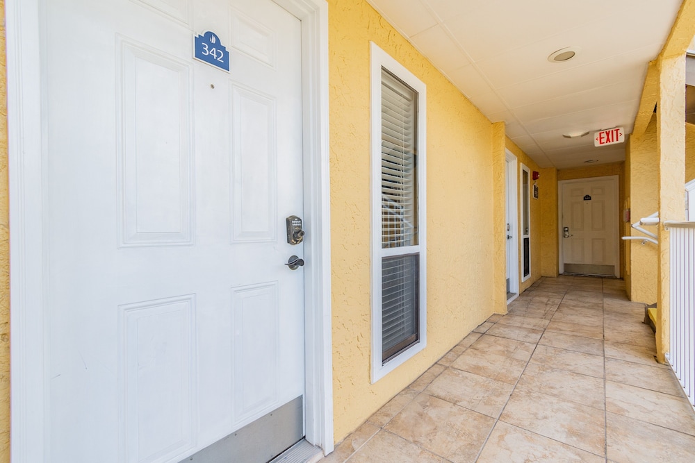 Water View Apartment Suite on the Beach!
