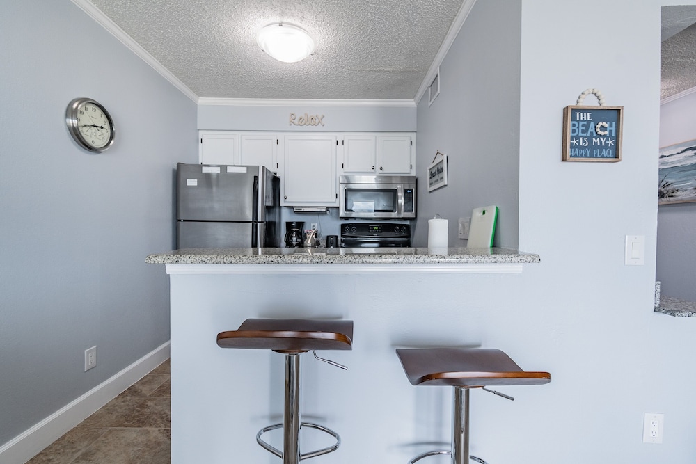 Water View Apartment Suite on the Beach!