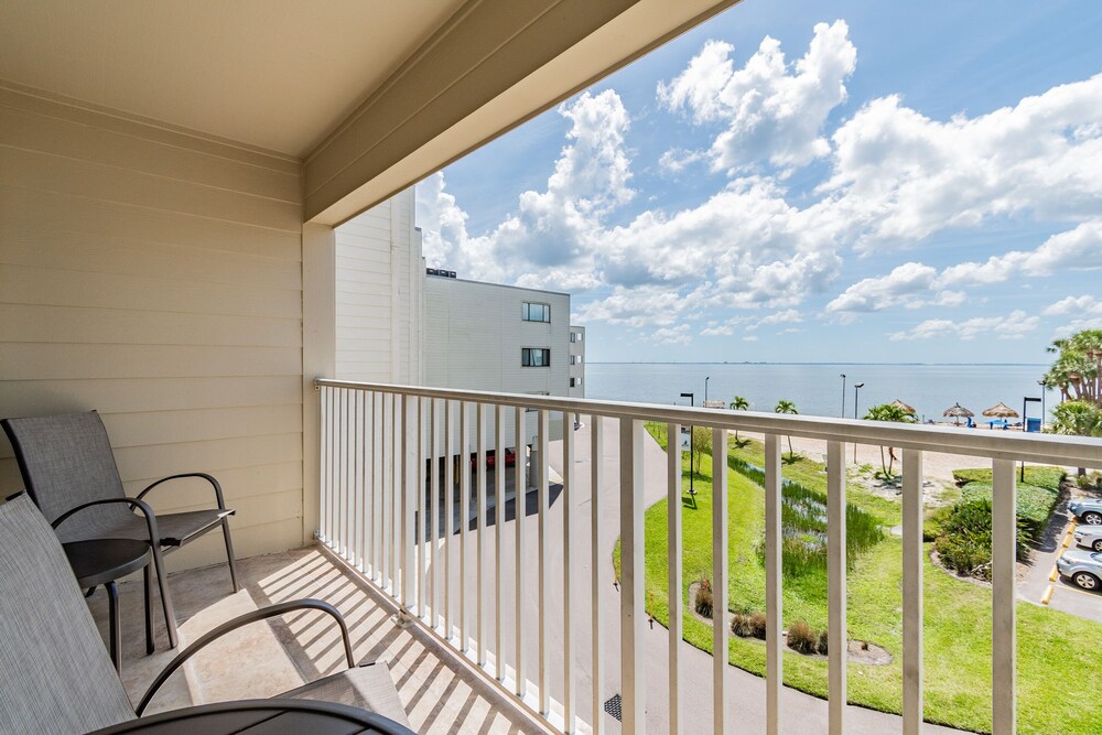 Water View Apartment Suite on the Beach!