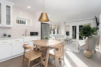 Luxury Beach Guest House with Hot Tub in Encinitas, United States