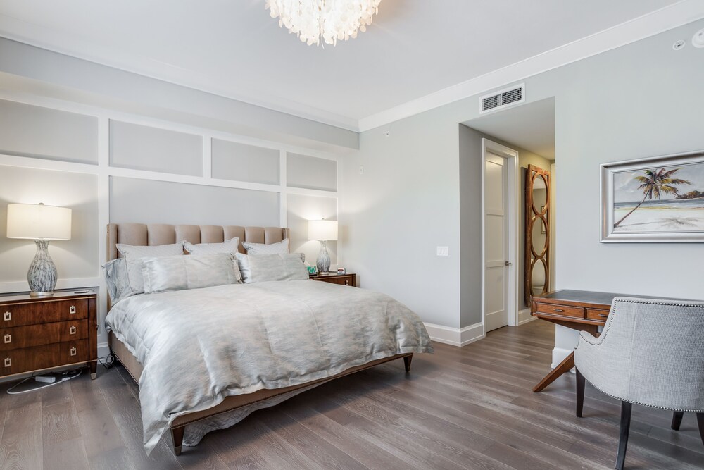 Stunning Naples Condo Near the Beach & Shopping W/ Shared Pool & Gas