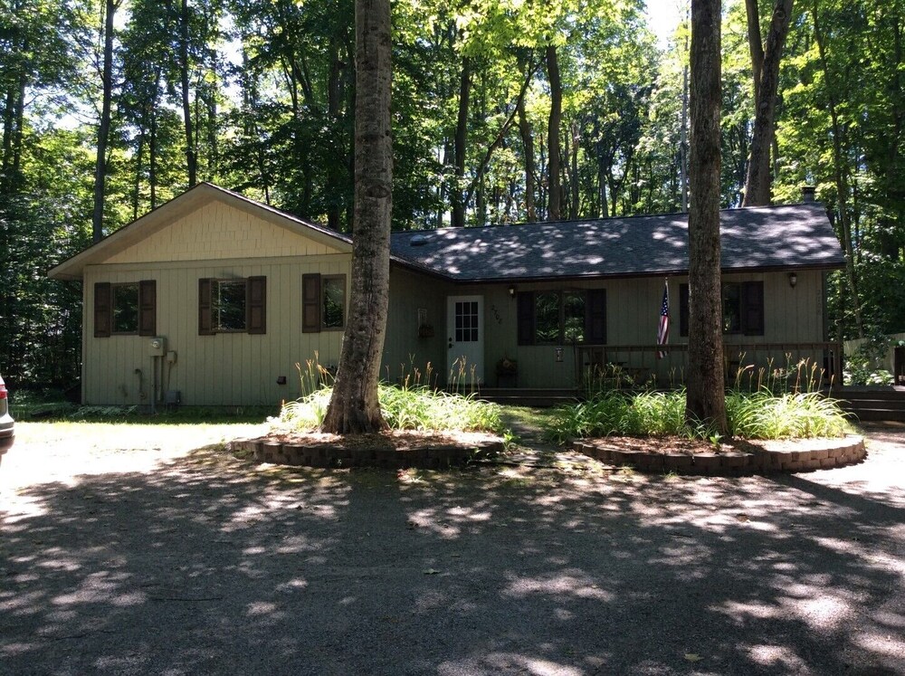 2 Miles to Good Harbor Beach, Pet Friendly