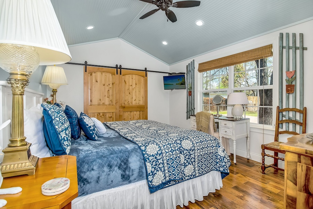 White Rabbit | Amazing Outdoor Area w/ Large Fire Pit | Hot Tub ...