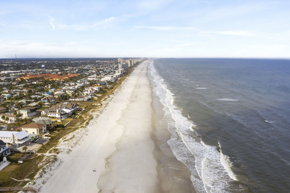 Jax Beach Bungalow+Hot Tub Swim Spa+Beach Access