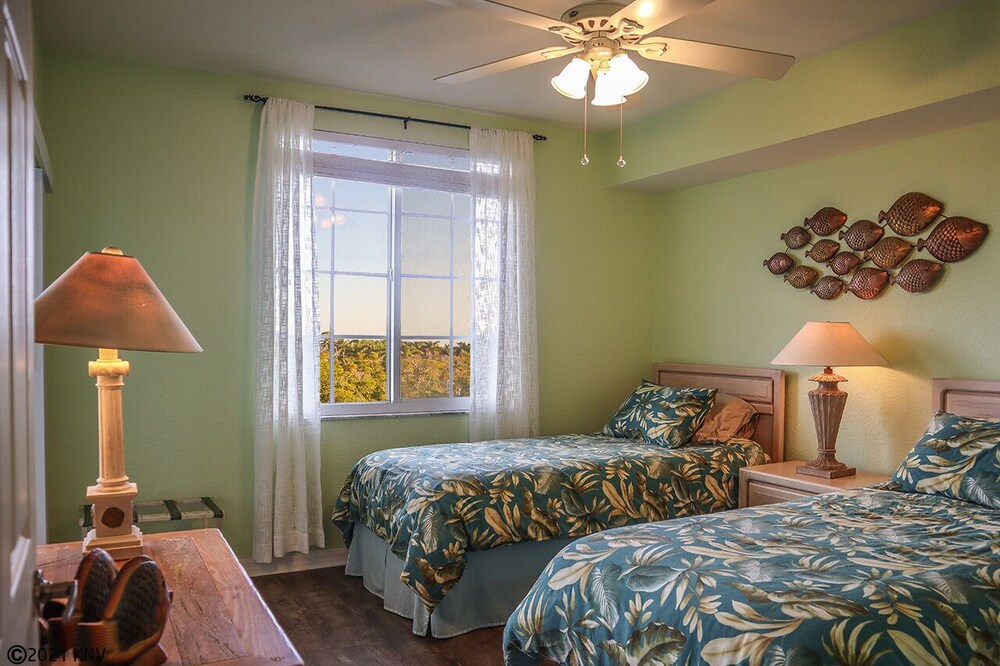 3B/2B Captains Bay South Vacation Condo On The Island! Walk to Beach