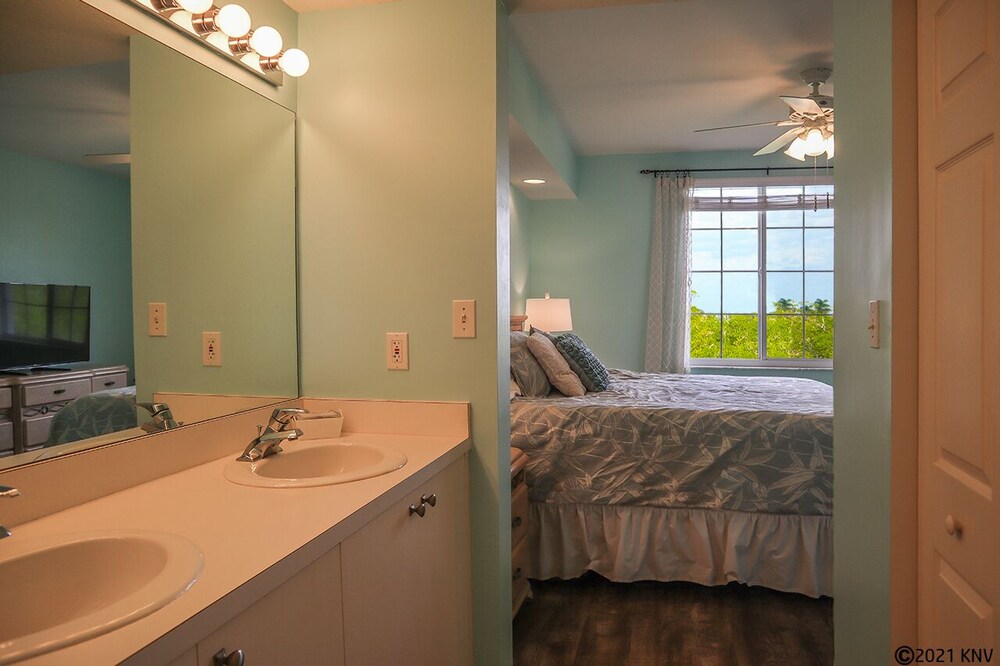 3B/2B Captains Bay South Vacation Condo On The Island! Walk to Beach