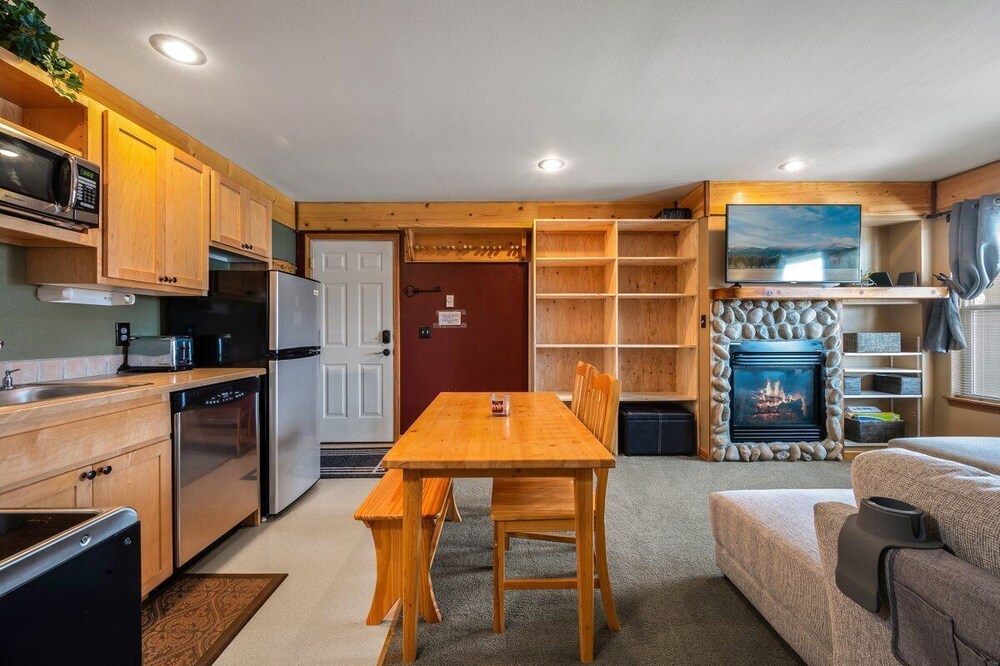 Ski in Ski out at Schweitzer Mountain Resort Great Views Cozy Condo