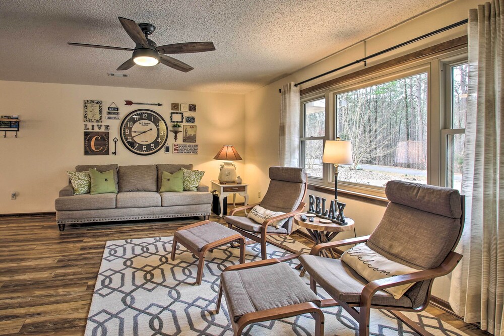 Green Door Cottage - Great location! Relax and Refresh minutes from lakes & golf