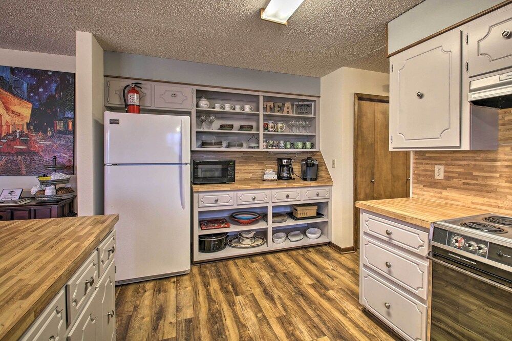 Green Door Cottage - Great location! Relax and Refresh minutes from lakes & golf