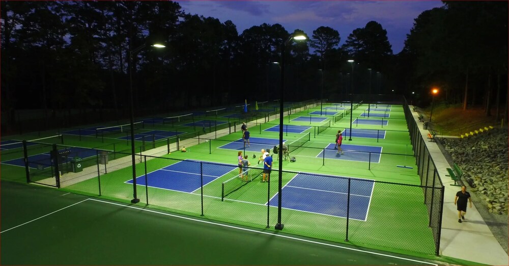 Green Door Cottage - Great location! Relax and Refresh minutes from lakes & golf