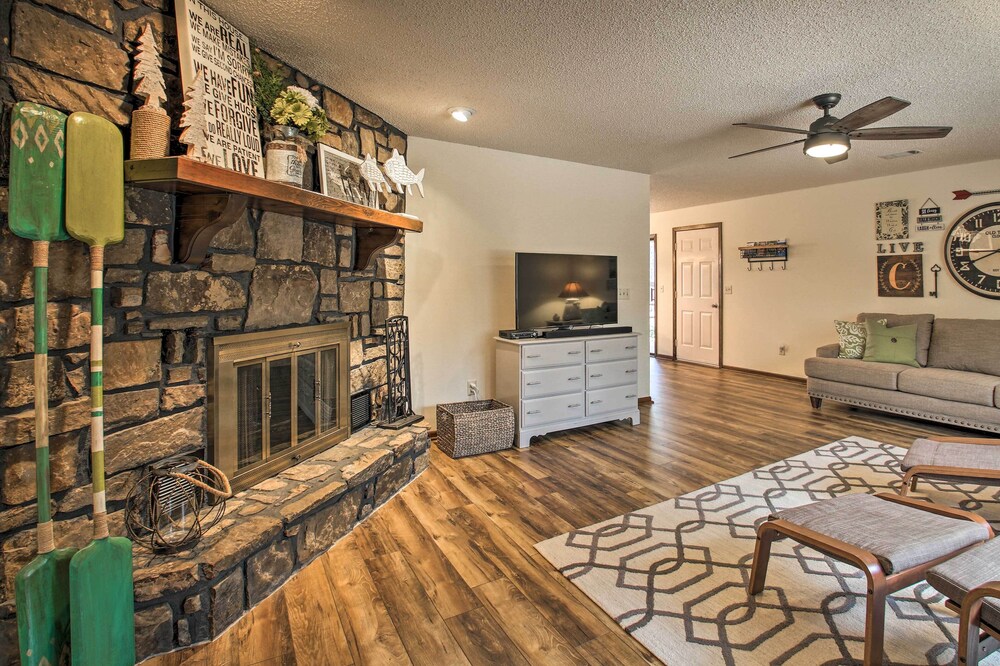 Green Door Cottage - Great location! Relax and Refresh minutes from lakes & golf