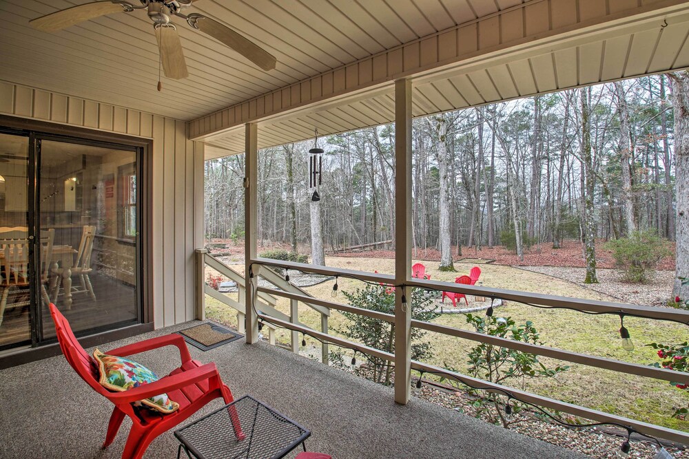 Green Door Cottage - Great location! Relax and Refresh minutes from lakes & golf