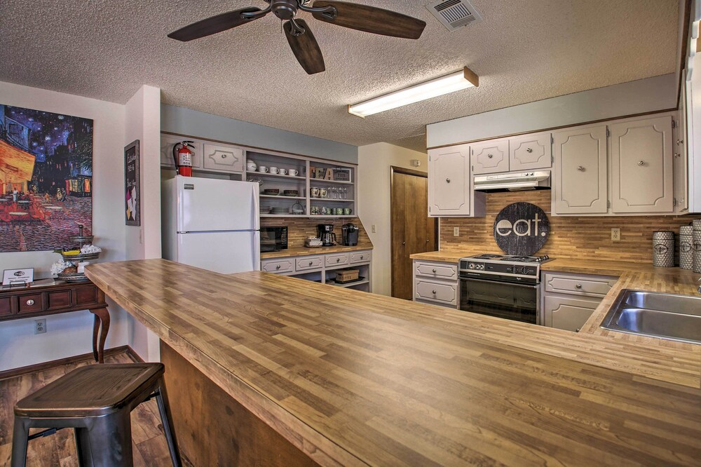 Green Door Cottage - Great location! Relax and Refresh minutes from lakes & golf