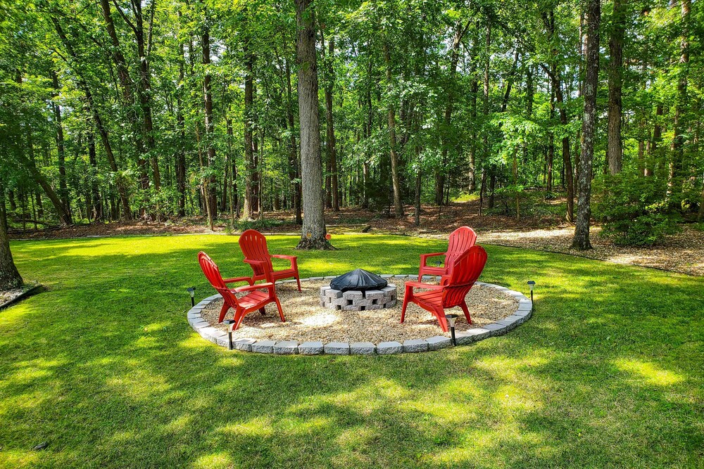 Green Door Cottage - Great location! Relax and Refresh minutes from lakes & golf