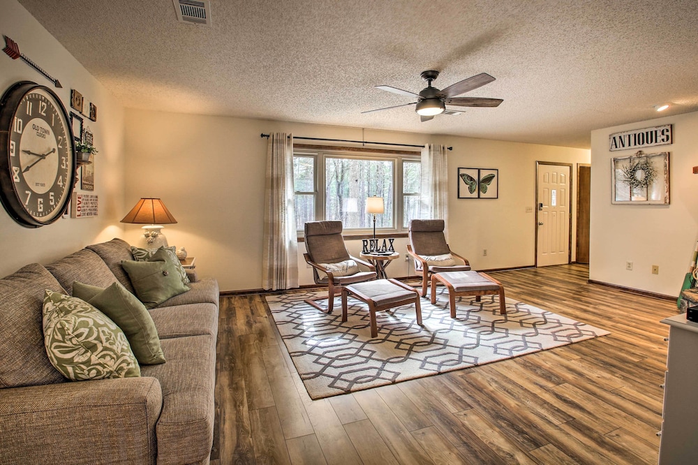 Green Door Cottage - Great location! Relax and Refresh minutes from lakes & golf