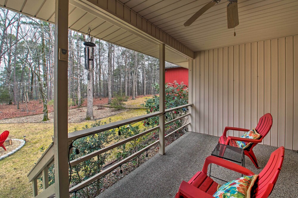 Green Door Cottage - Great location! Relax and Refresh minutes from lakes & golf