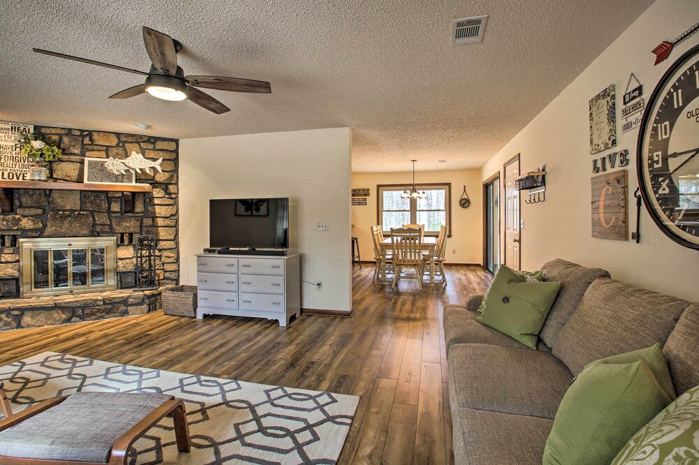 Green Door Cottage - Great location! Relax and Refresh minutes from lakes & golf