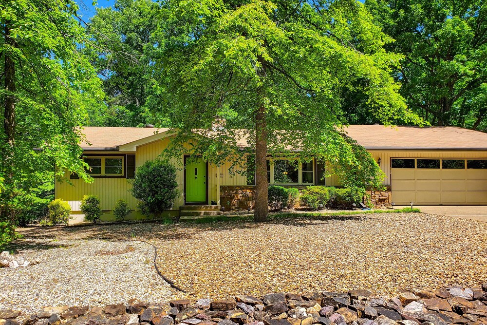 Green Door Cottage - Great location! Relax and Refresh minutes from lakes & golf