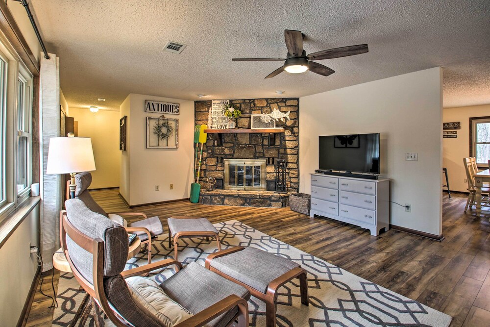 Green Door Cottage - Great location! Relax and Refresh minutes from lakes & golf