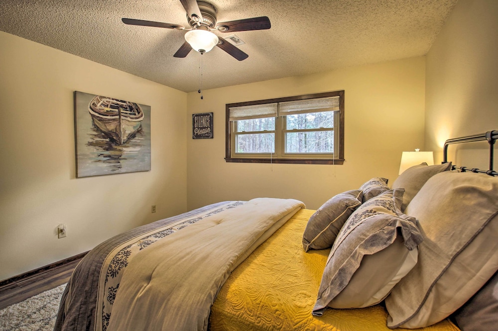 Green Door Cottage - Great location! Relax and Refresh minutes from lakes & golf