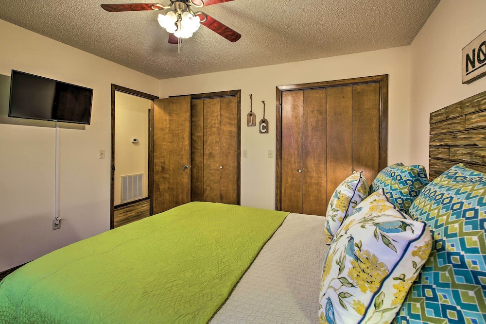 Green Door Cottage - Great location! Relax and Refresh minutes from lakes & golf