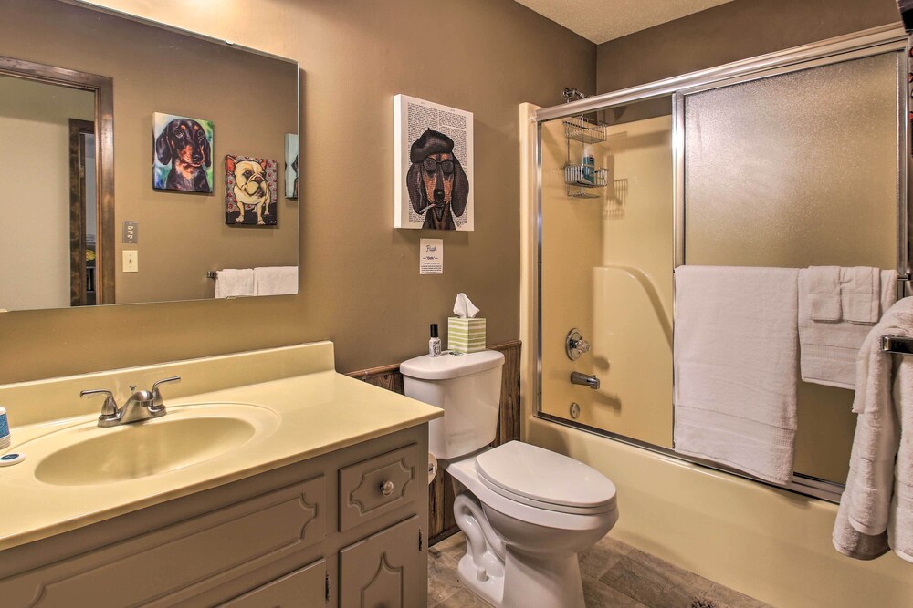 Green Door Cottage - Great location! Relax and Refresh minutes from lakes & golf