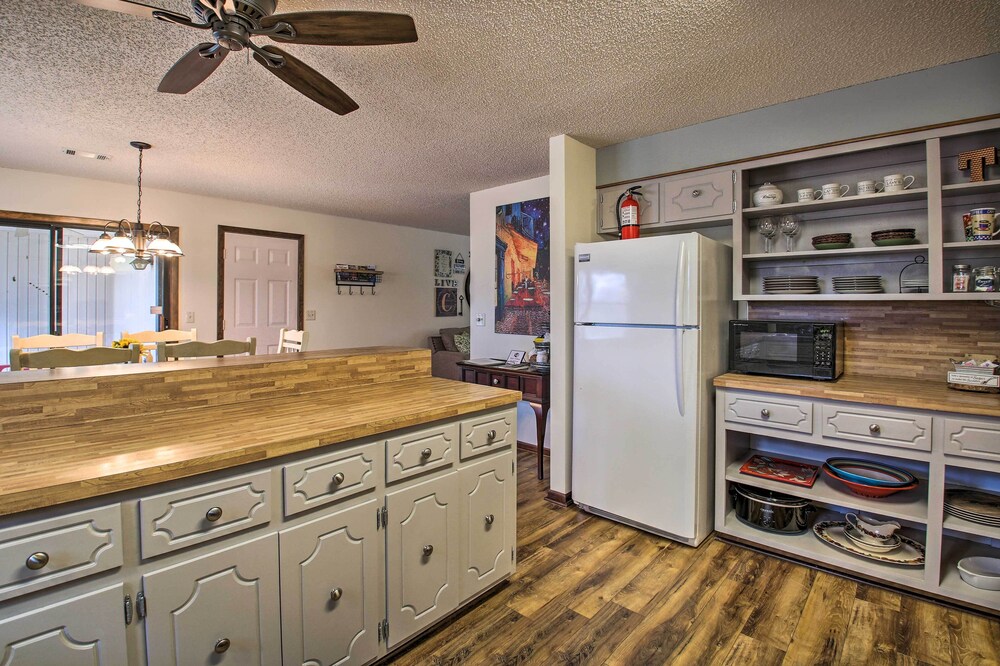 Green Door Cottage - Great location! Relax and Refresh minutes from lakes & golf