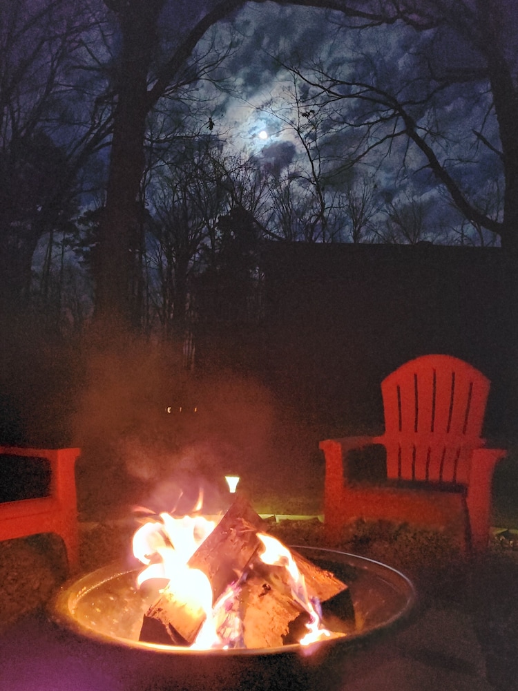 Green Door Cottage - Great location! Relax and Refresh minutes from lakes & golf