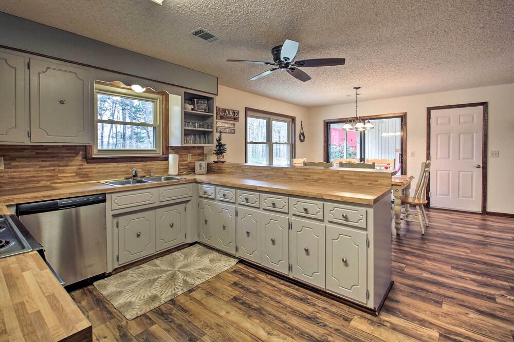 Green Door Cottage - Great location! Relax and Refresh minutes from lakes & golf