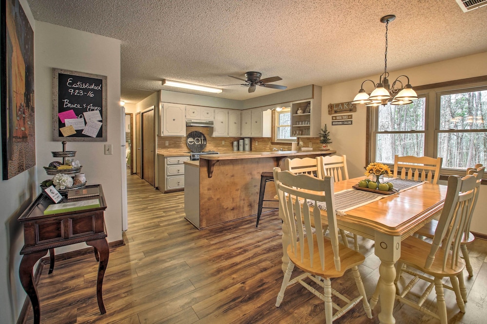 Green Door Cottage - Great location! Relax and Refresh minutes from lakes & golf