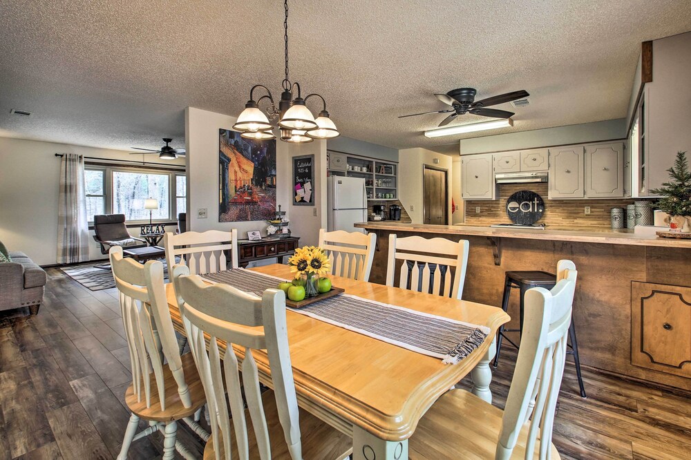 Green Door Cottage - Great location! Relax and Refresh minutes from lakes & golf