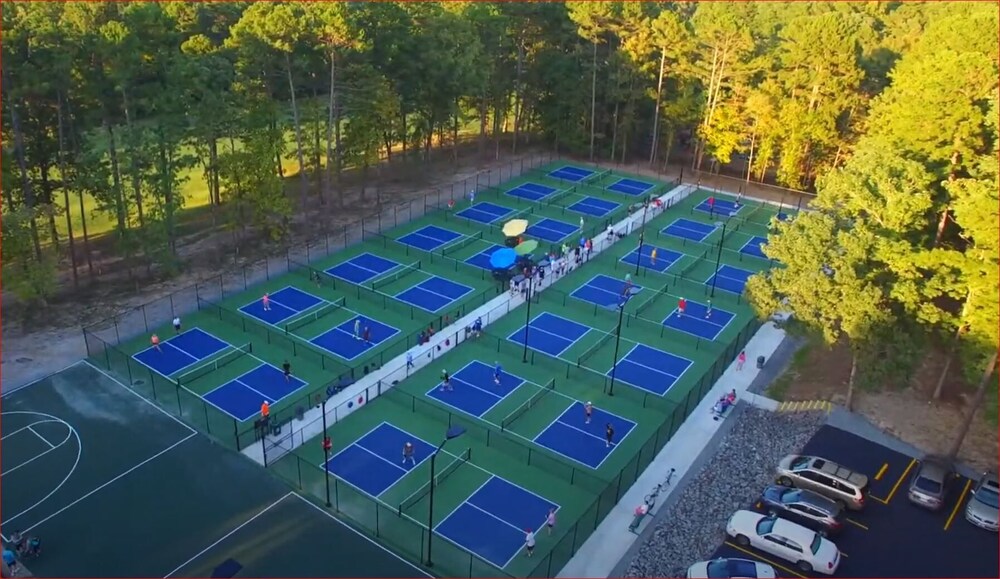 Green Door Cottage - Great location! Relax and Refresh minutes from lakes & golf