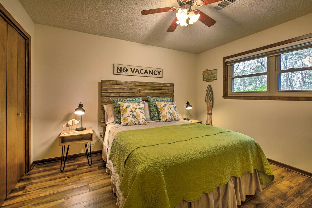 Green Door Cottage - Great location! Relax and Refresh minutes from lakes & golf