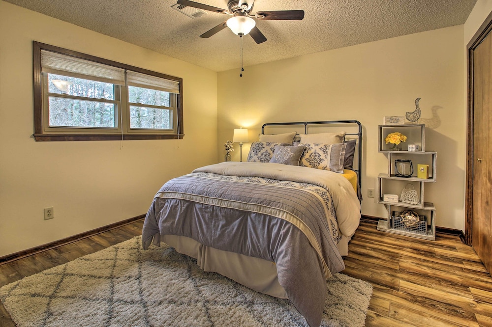 Green Door Cottage - Great location! Relax and Refresh minutes from lakes & golf