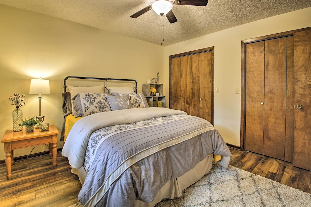 Green Door Cottage - Great location! Relax and Refresh minutes from lakes & golf