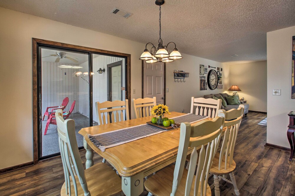 Green Door Cottage - Great location! Relax and Refresh minutes from lakes & golf