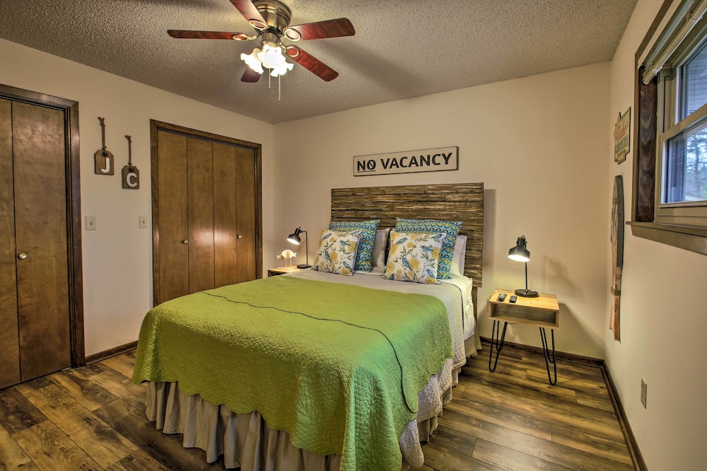 Green Door Cottage - Great location! Relax and Refresh minutes from lakes & golf