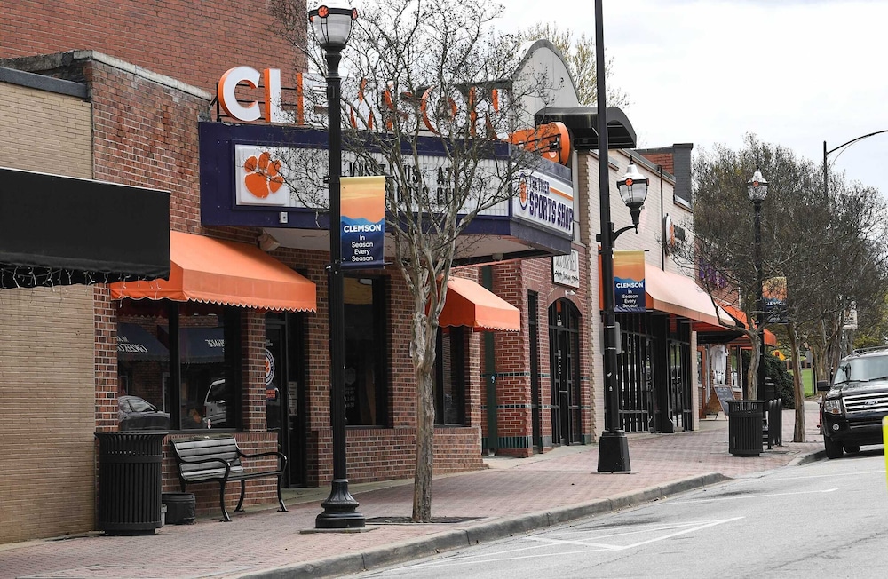 Visit your kids! Walk to Clemson Campus, Littlejohn and Downtown! Free Parking!