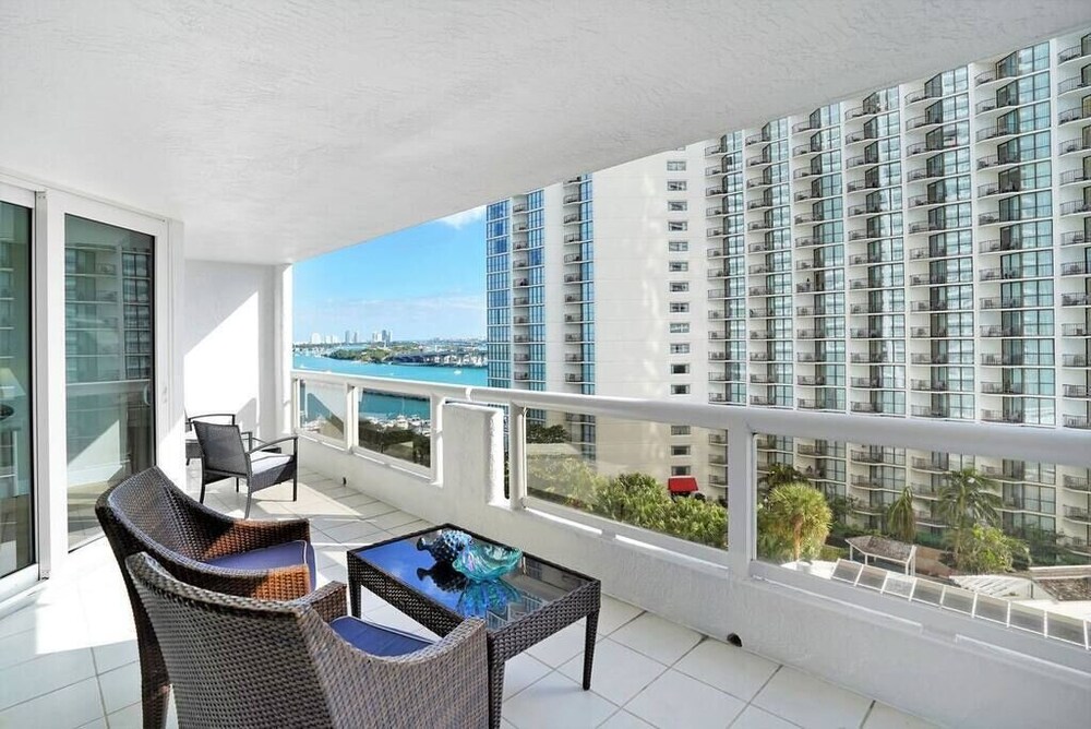 Sunny by The Bay! (3 bedroom condo)