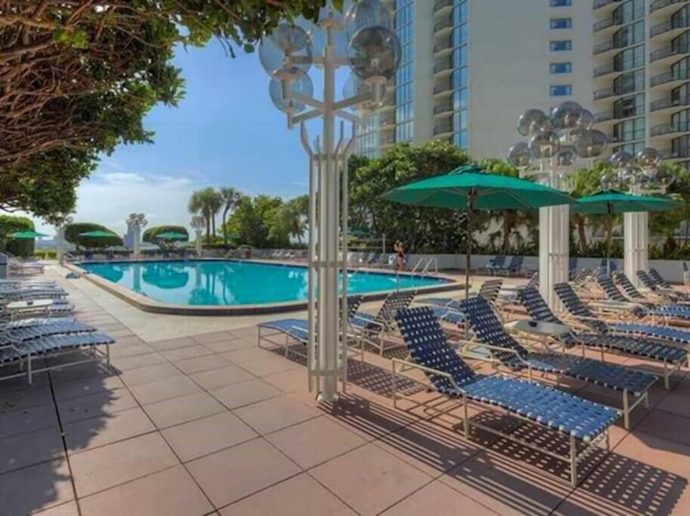 Sunny by The Bay! (3 bedroom condo)